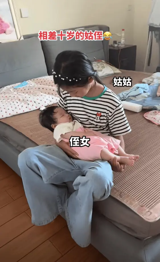 湖南一大四男生带妻子和女儿回家，父母哭笑不得：儿媳也还在读书