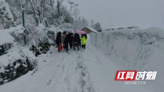 组图丨湘西公安：最美雪“警” 风雪中温暖的守护