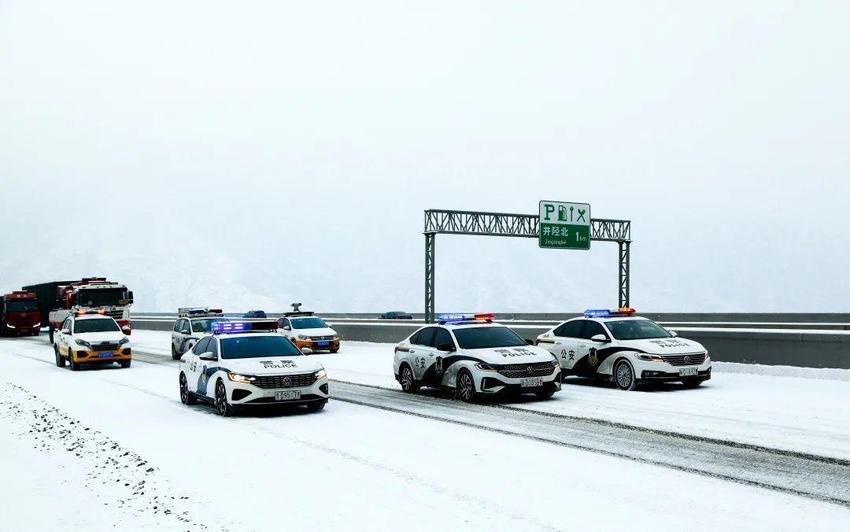 雪后大雾晋冀省界1700余辆车滞留 两省高速交警接力带道通行