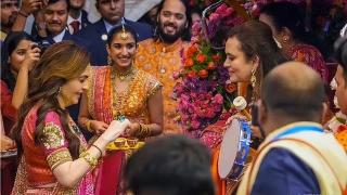 印度首富之子大婚在即，准新娘拉迪卡全钻裙太惊艳，新郎一脸痴迷