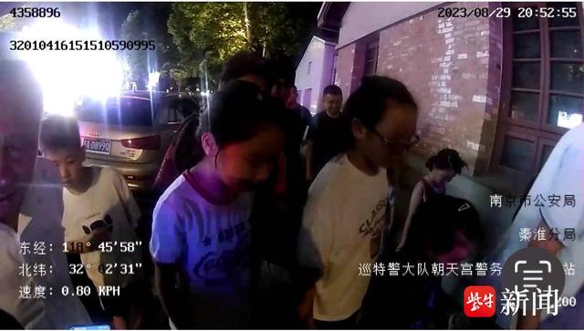 小夫妻木炭馆门口出现长蛇，民警带上捕蛇工具飞速赶往现场