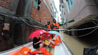 台风“海葵”带来强降雨 宁德武警官兵紧急转移被困群众