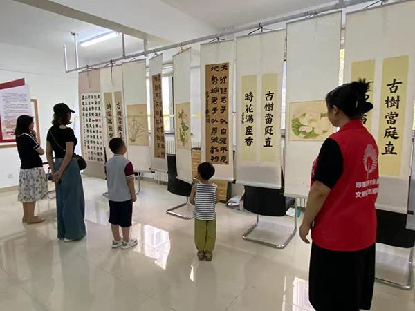 青岛市即墨区环秀街道健民街社区开展“我们的中国梦”文化进万家青少年艺术书画展活动