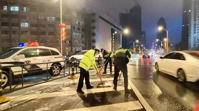 武汉交警快骑队员的雪中一夜：巡逻、除雪、遇事管事