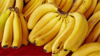 买香蕉时，应该选直的香蕉还是弯的呢？老果农透露，看完别再买错