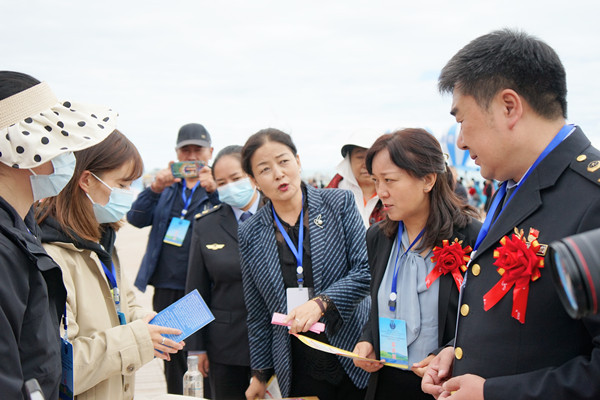 青海湖景区游客主动领取宣传品现场咨询有关消费问题