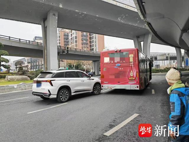 转盘内强行变道超车，小轿车跟前车太紧追尾了，看看吧