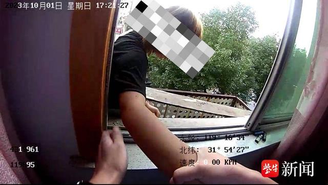 女孩坐3楼窗外欲跳楼轻生 民辅警火速赶来救援