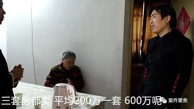 男子卖父母三套房为再婚妻子还债，发现孩子出生证明是假的