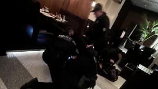 美特工闯入白宫附近餐馆逮捕夫妇：拔枪喊“趴下”