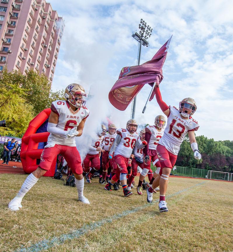 这支来自上海的“小不点橄榄球队”，让NFL赛场飘扬起五星红旗