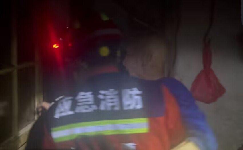 暴雨内涝，老人被困家中，淄博消防紧急营救