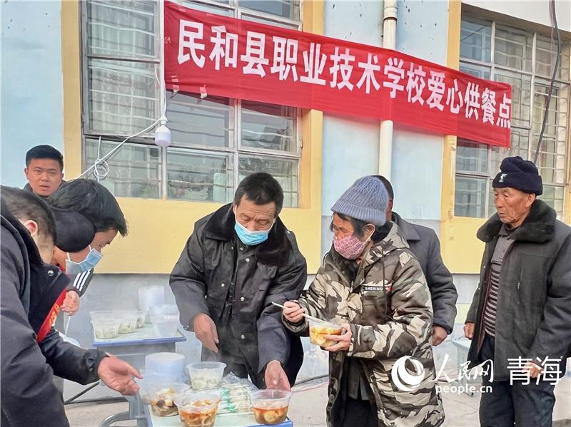 现场直击|群众生活物资充足 折叠房完成搭建