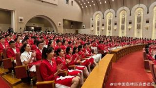 两大美女郑钦文张雨霏同框，黄雅琼汪顺自拍，场外的奥运健儿们柔情又可爱！