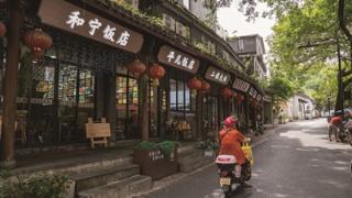 凤凰山脚路City walk 在和宁门外吃家常美味