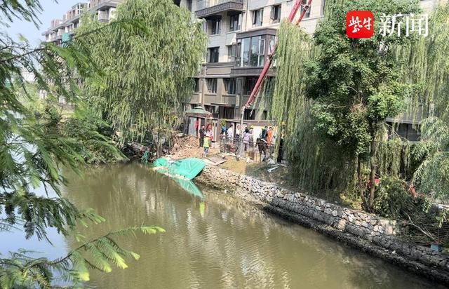 南京江心洲一小区发生河堤塌陷，河水倒灌至地下车库