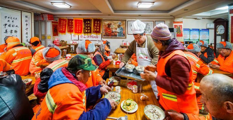 寒冬送温暖！海阳市民姜常论连续十一年为环卫工人送上爱心面