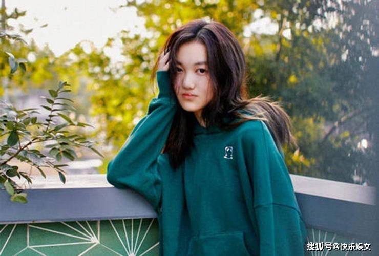 李亚鹏与小19岁娇妻逛超市，小女儿乖巧坐在购物车中