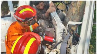 小货车撞树3人被困 平度消防员破拆救援