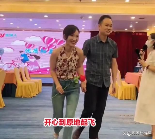 95年美女相亲会上没人选，看到其打扮后，网友：这谁敢选呀？