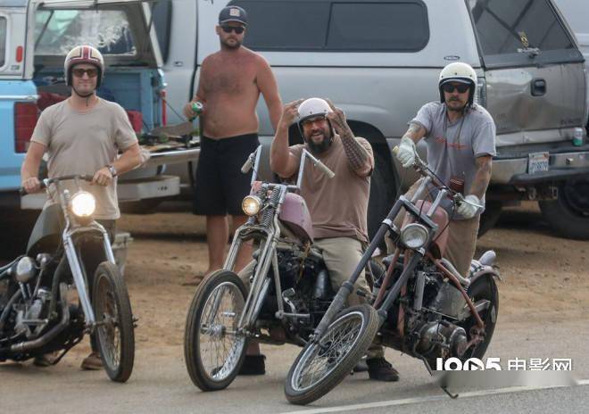“海王”杰森·莫玛与好友骑车兜风 共度美好时光