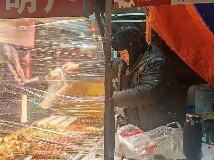 泉城风雪夜里摆摊人，为了生计更为守住那份烟火气