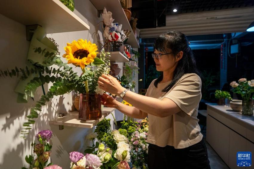 四季中国丨一朵花的旅程：从花田到花瓶