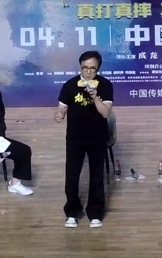 成龙得罪郭德纲和张艺谋之后，被观众要求退票？负面营销效果不错