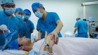 美国小伙患罕见胸廓畸形 中国医生独创手术成功矫治