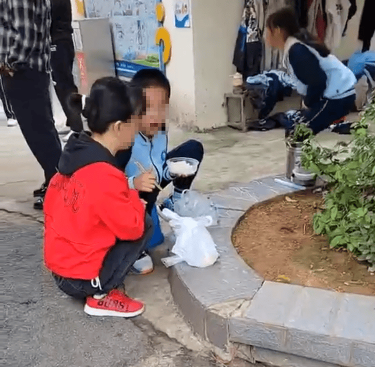 学生自带饭被要求到教室外吃！网友：让孩子安安生生吃顿饭难吗？