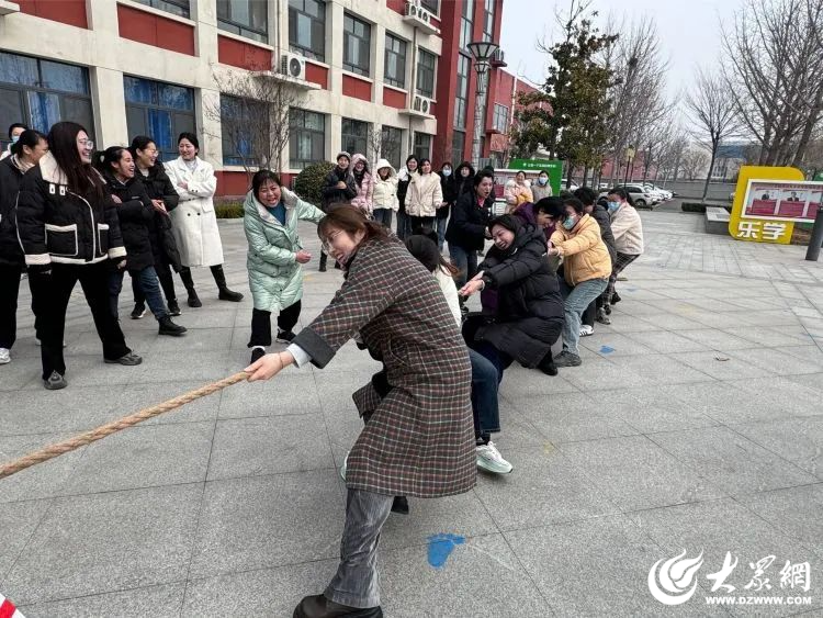 拧绳聚力 力拔山河——河东区太平小学举行“庆三·八”教师拔河比赛