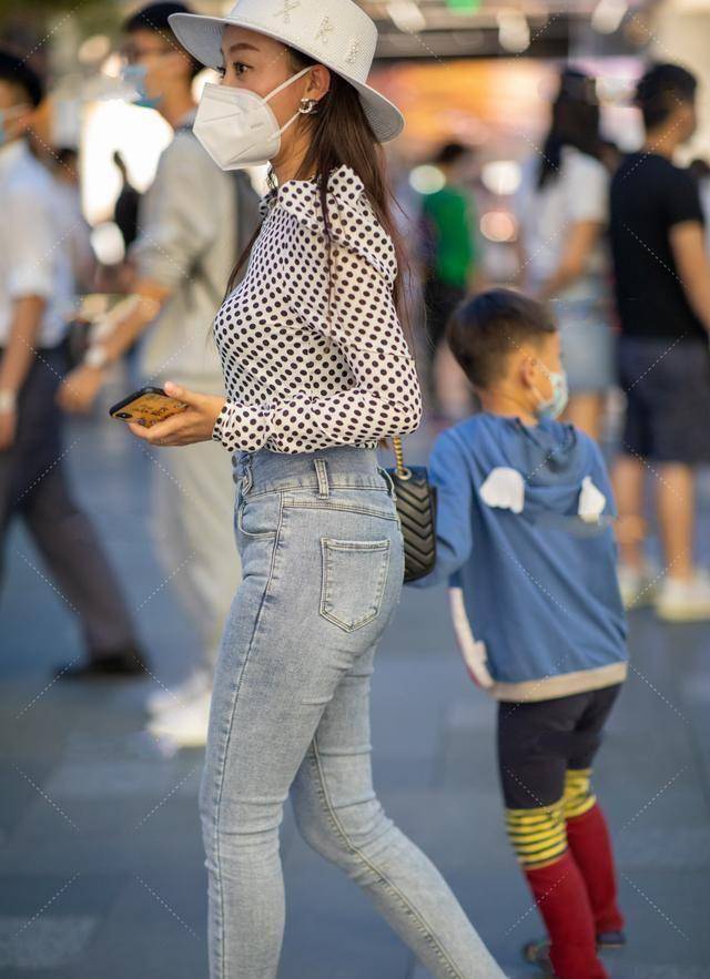 年轻辣妈的穿搭，完全不会给人年龄感