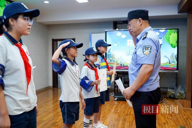 新学期从安全出发，全国优秀人民警察携手“少年警队”开讲啦！