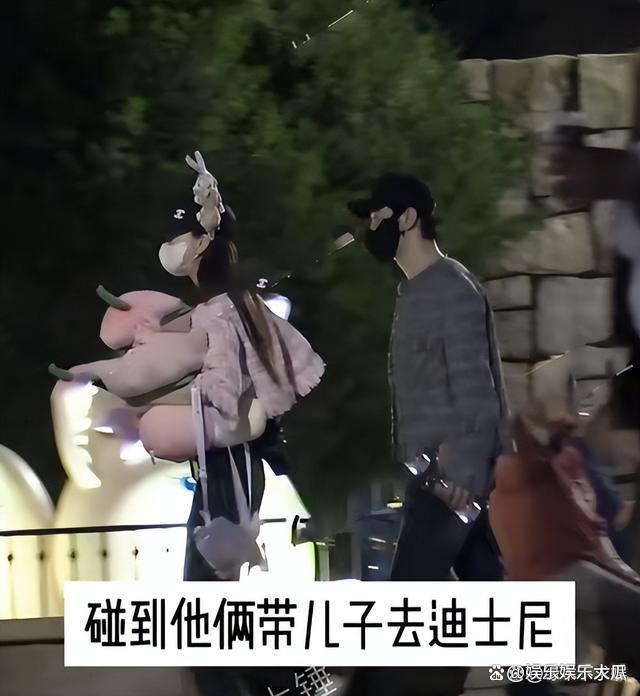 黄晓明baby离婚后首合体！一家3口游迪士尼