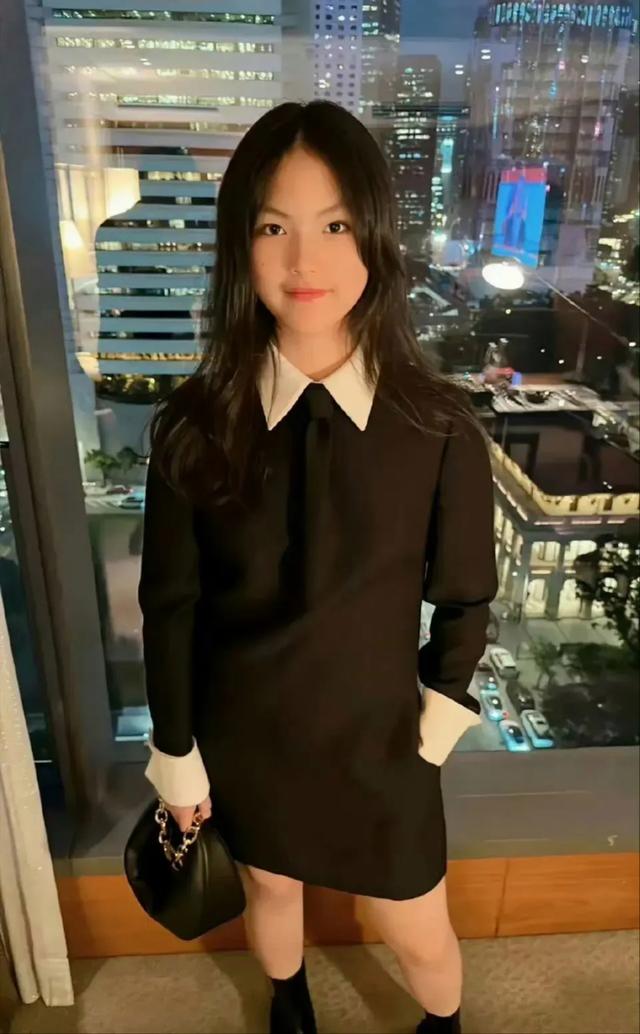 李湘王岳伦带女儿参加晚宴，王诗龄参加商务宴不怯场，被赞起点高