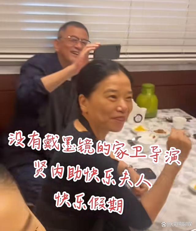 66岁王家卫与妻子游玩，墨镜下的他帅气依旧