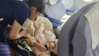 航班上，一名年轻女性突然抽搐、失去意识……