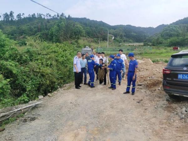 泰和县公安局上圯乡“芦林坑”深山中找到走失老人瑟瑟发抖