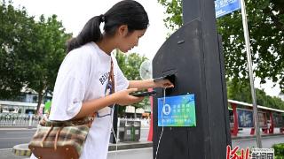 记者走基层｜街边路灯能给手机充电