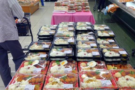 日本超市廉价快餐受到白领热捧，油炸食品占多数，最低只要5块钱