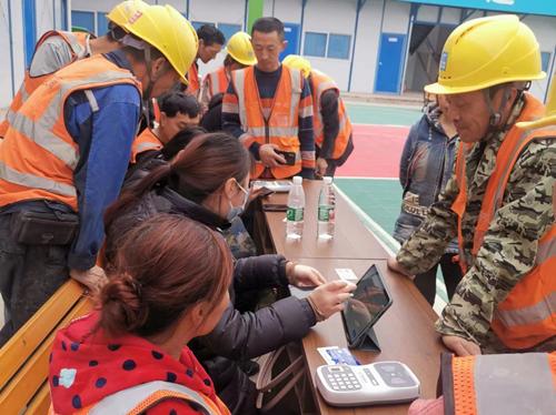 湖南长沙：银行“搬”进工地 一卡解决“薪”忧