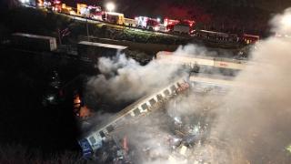 希腊两列火车相撞 至少两节车厢起火数十人受伤