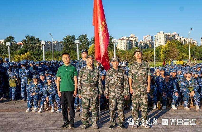 迎接朝阳，青春正燃！烟台大学举行新生军训拉练活动