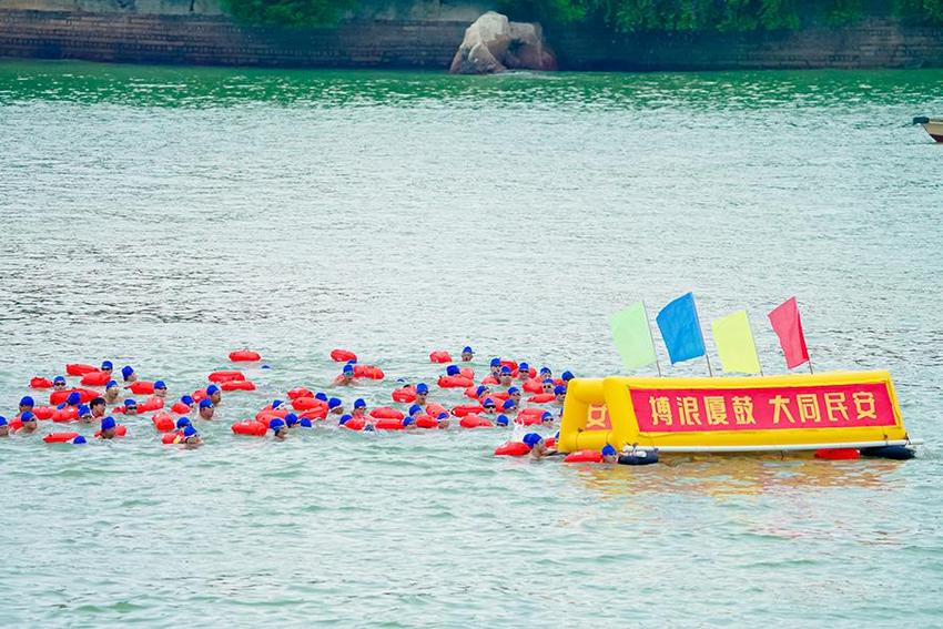 高清组图直击：千名“泳士”横渡厦鼓海峡