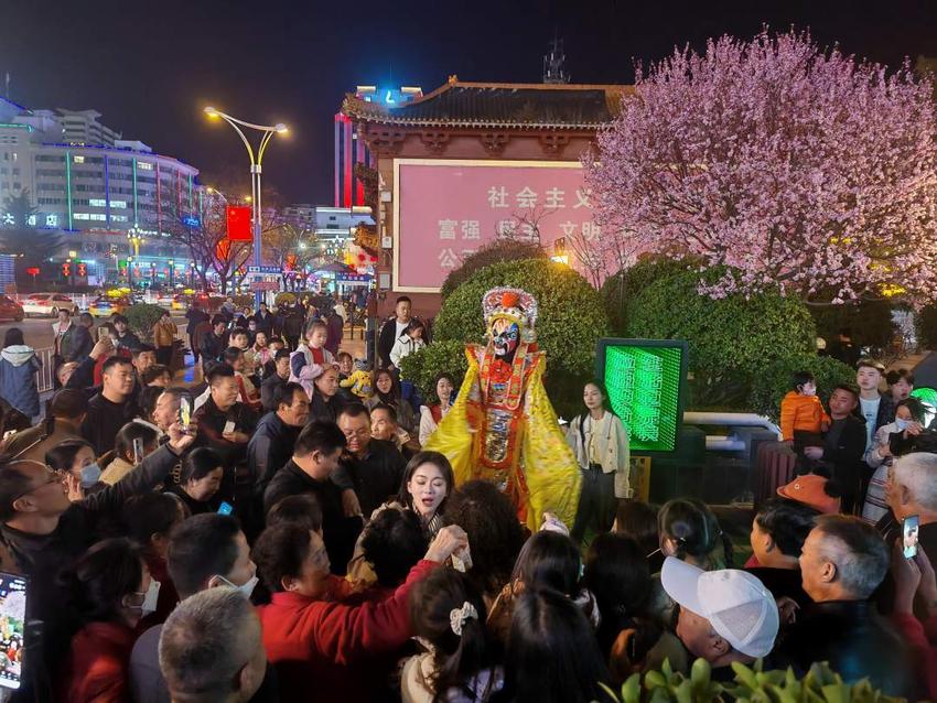 新时代河西走廊万千气象  |  张掖市蹭“流量密码”  13吨农特产品为“天水麻辣烫”加把“火”