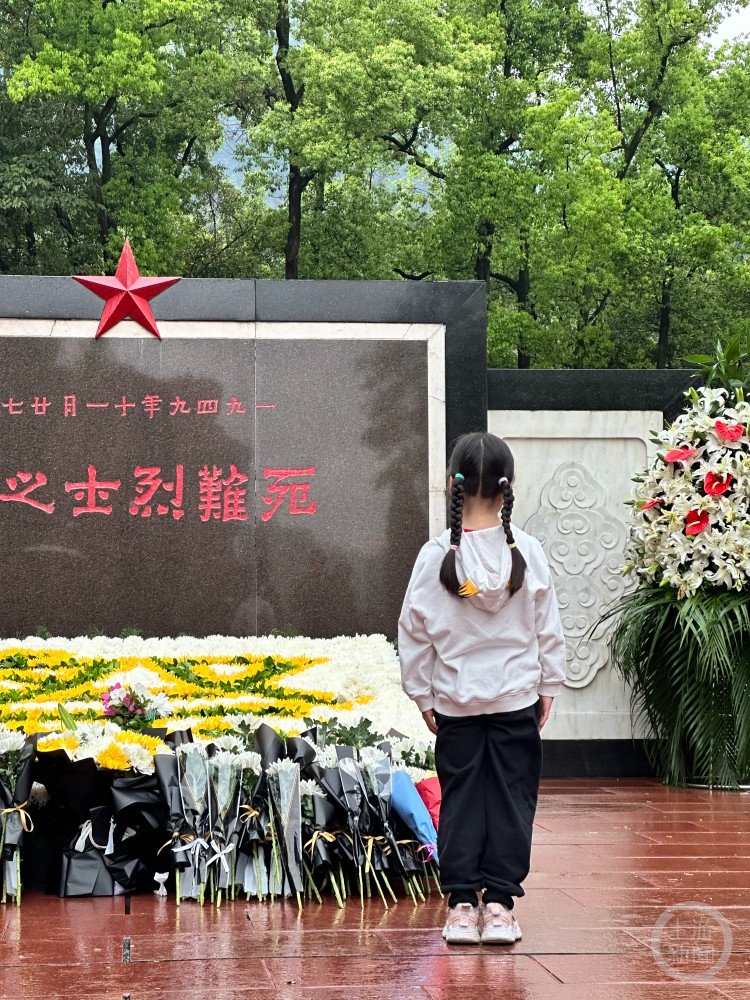 清明节，重庆市民自发冒雨来到烈士墓献花祭扫