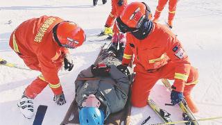 男子滑雪摔伤手腕森林消防员秒到场送医