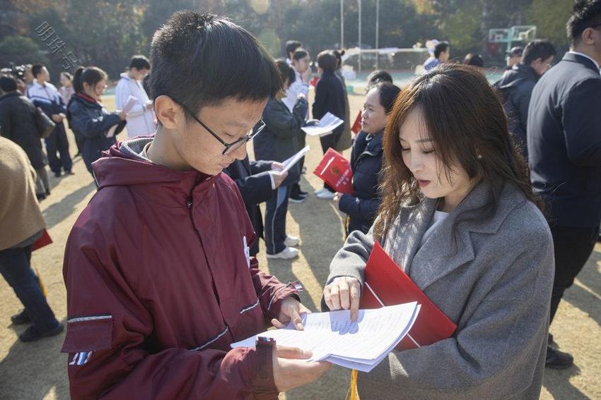 阅读父母家书、牵手穿过“成人门”……这场成人礼让人泪目