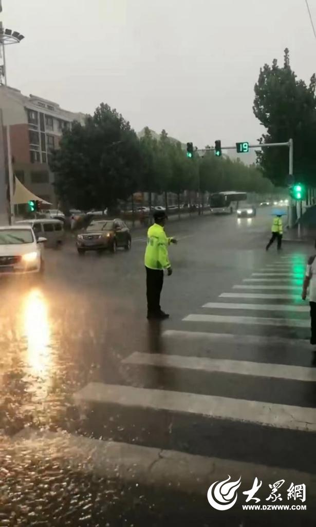 暴雨中，他护学指挥交通的样子真帅！