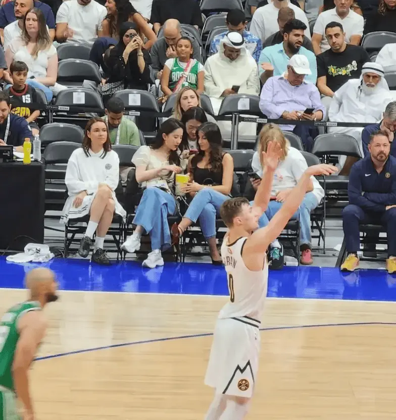 刘亦菲观看NBA比赛，白T搭配牛仔裤清新靓丽！回眸一笑百媚生